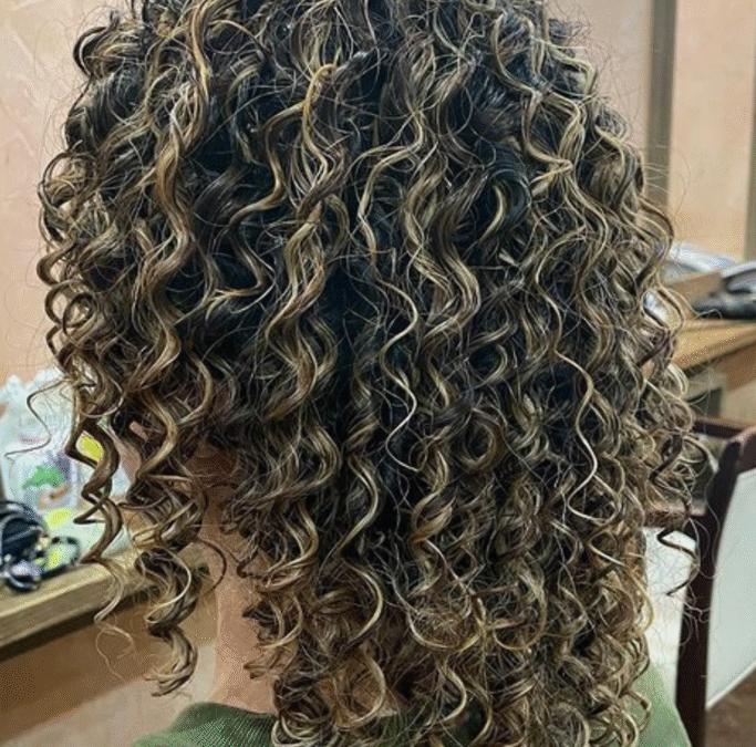 Boucles permanentes : tendances et soins pour sublimer vos cheveux