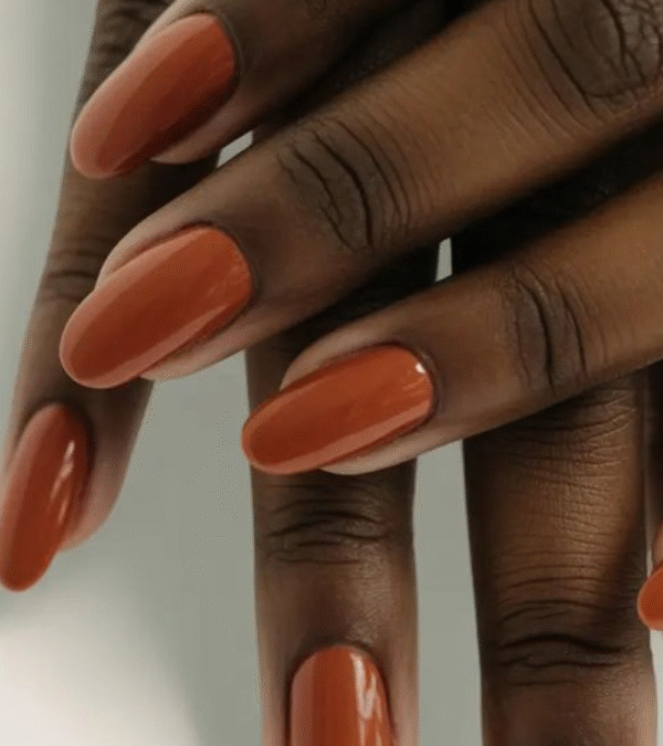 Vernis tendance 2025 : les couleurs incontournables à adopter