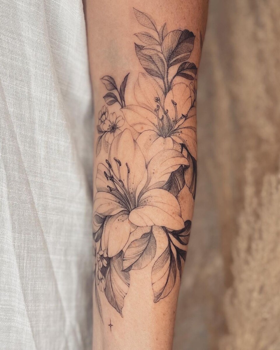 tatouage bras fleur