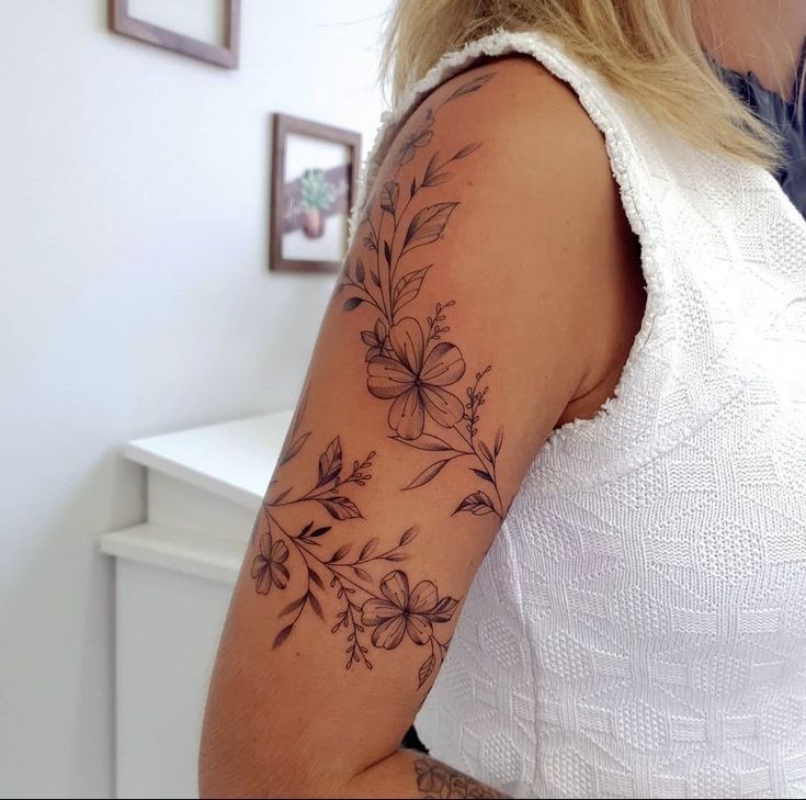 tatouage bras fleur