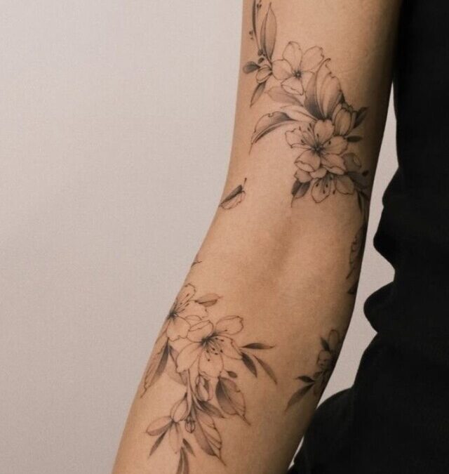 Tatouage fleur bras : inspirations et conseils pour un design unique