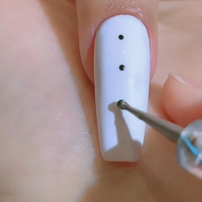 Motifs sur ongles: astuces créatives pour un nail art facile et tendance