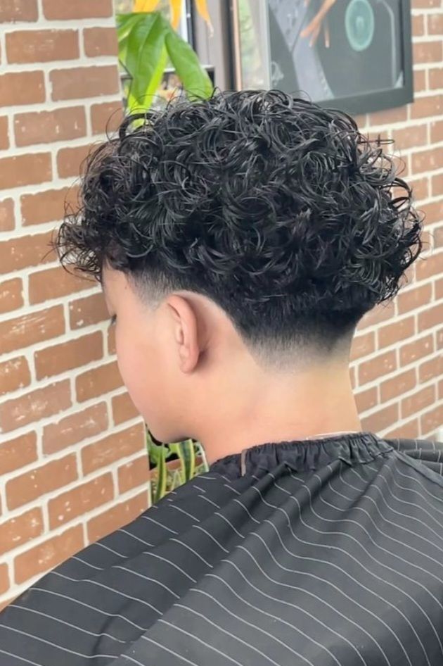 homme cheveux bouclés coupe
