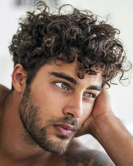 homme cheveux bouclés coupe