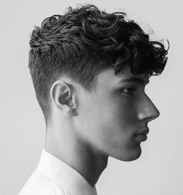 homme cheveux bouclés coupe