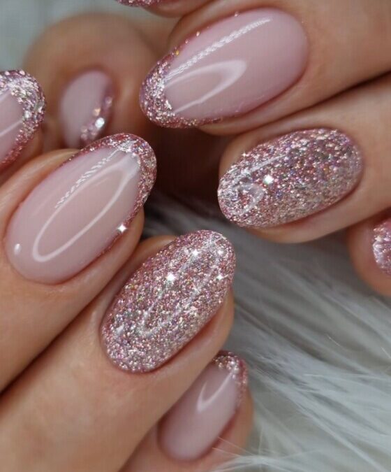 Idées créatives pour une manucure rose pailleté élégante